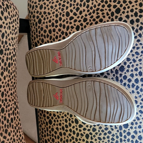 Vionic flip flops sandals size 8.5 or 9 - Picture 9 of 14